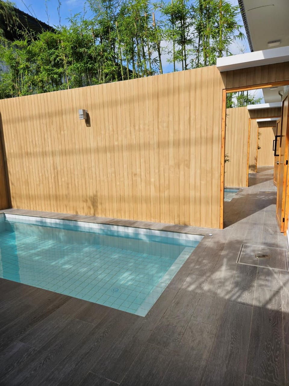 Day, Swimming pool