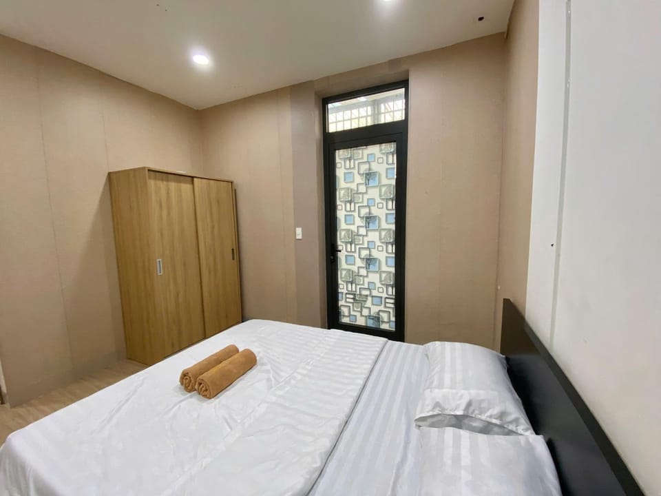 Bedroom, towels, wardrobe