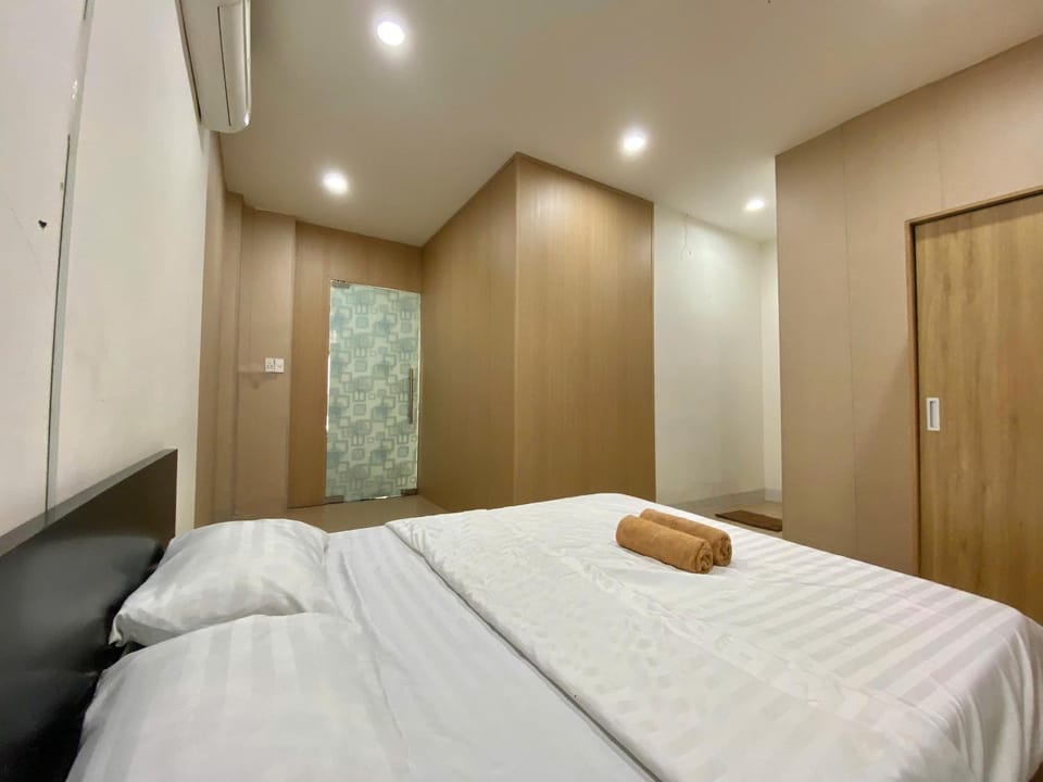 Bed, Photo of the whole room, towels