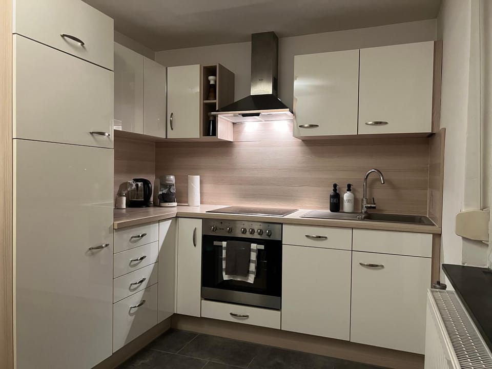 Coffee/tea facilities, Kitchen or kitchenette, dishwasher, oven, stove, toaster