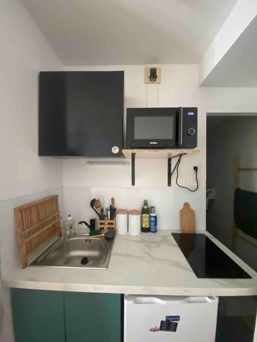 Kitchen or kitchenette, minibar, stove