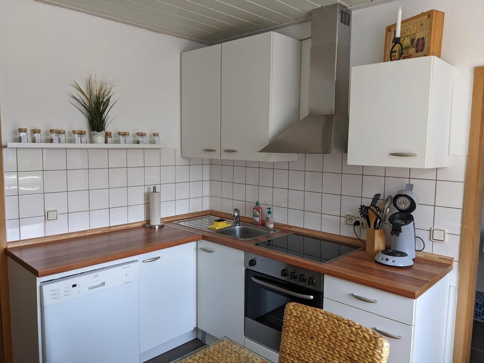 Coffee/tea facilities, dishwasher, stove, kitchen
