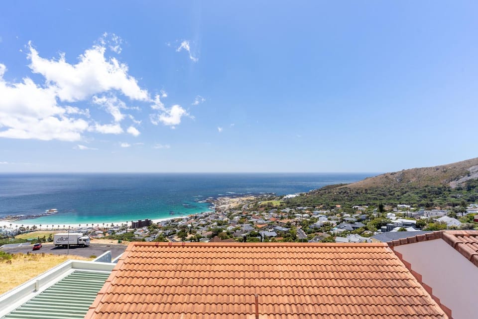Camps Bay Nest - Townhouse with Ocean Views Villa in Camps Bay
