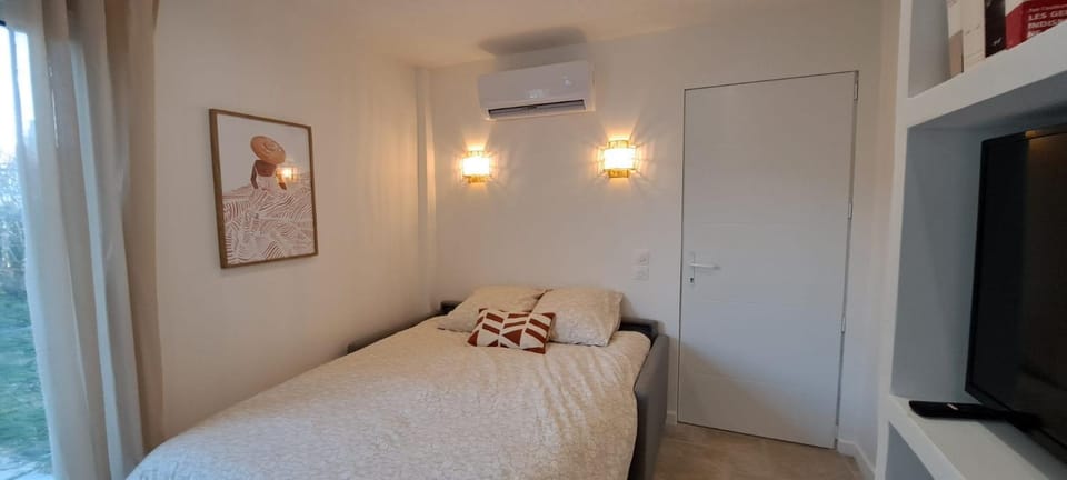 TV and multimedia, Photo of the whole room, air conditioner