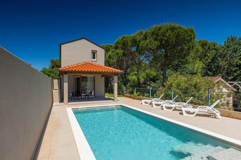 250 Meter zum Strand mit Privatpool, BBQ, Klima House in Premantura