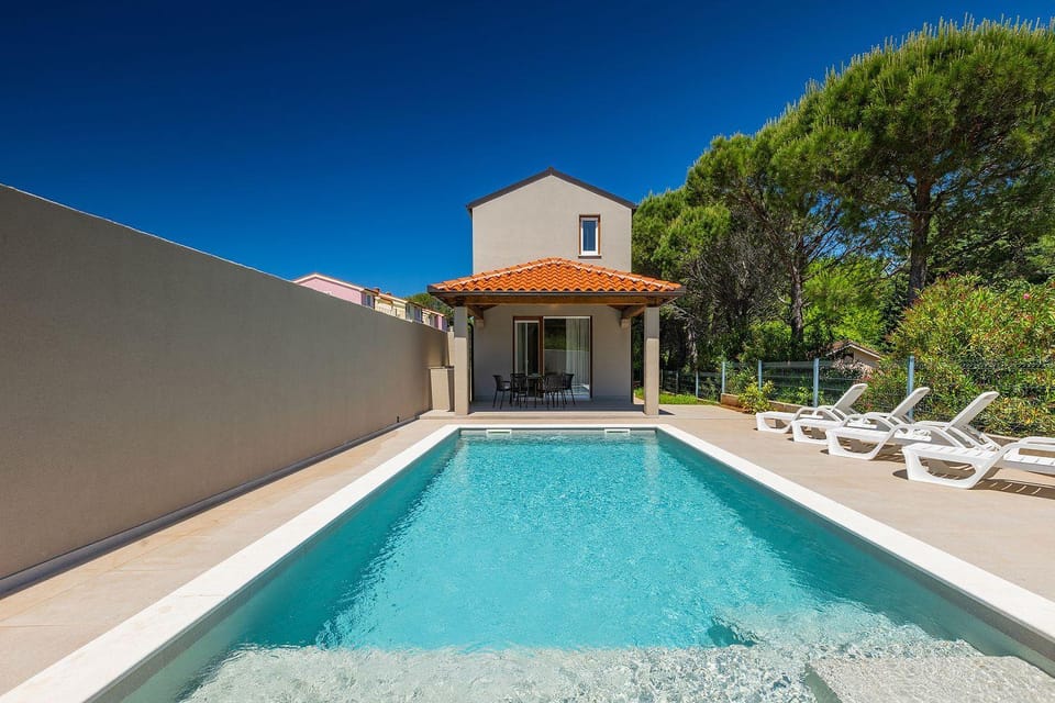 250 Meter zum Strand mit Privatpool, BBQ, Klima House in Premantura