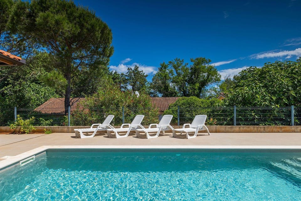 250 Meter zum Strand mit Privatpool, BBQ, Klima House in Premantura
