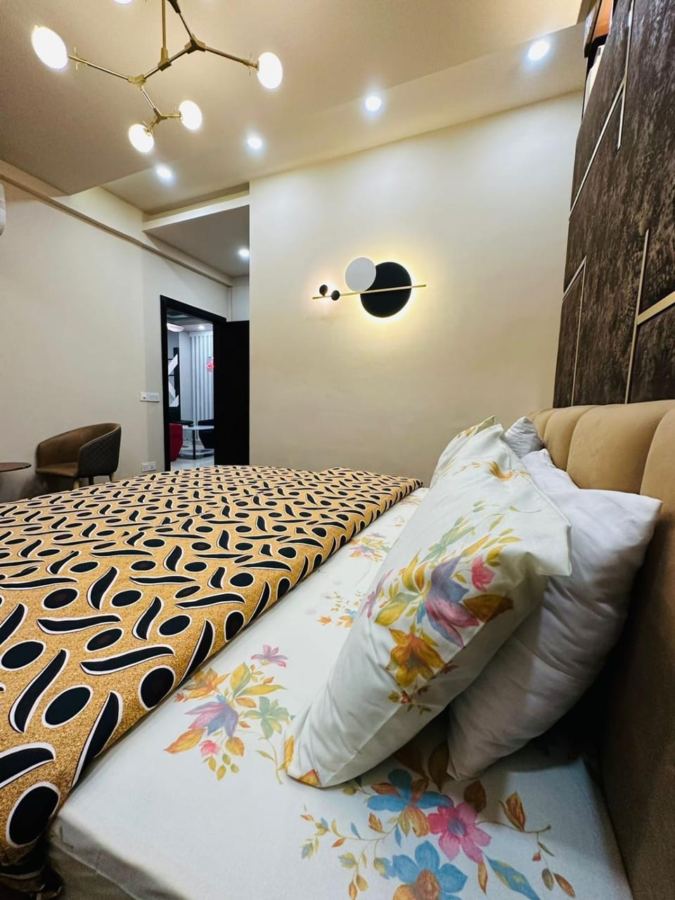 Bed, Living room, Photo of the whole room, Seating area, Bedroom