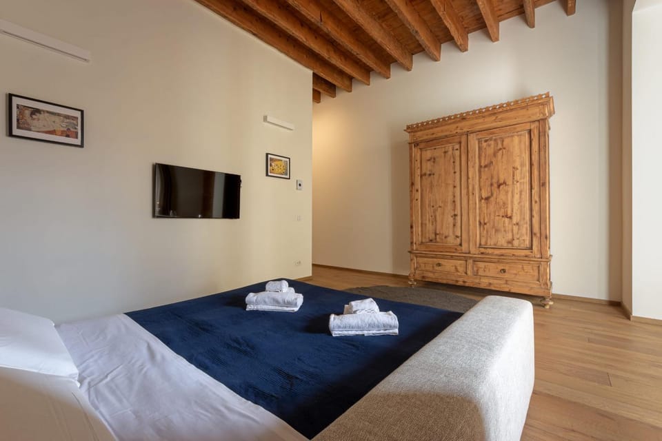 OGNISSANTI Romantic Suite Apartment in Florence