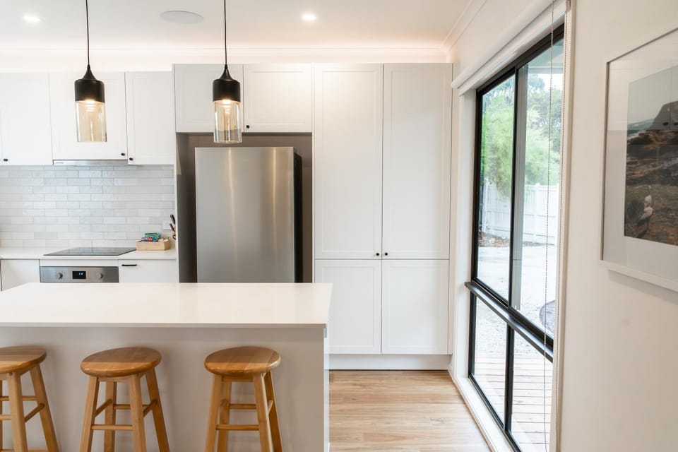 Kitchen or kitchenette, minibar, oven, stove