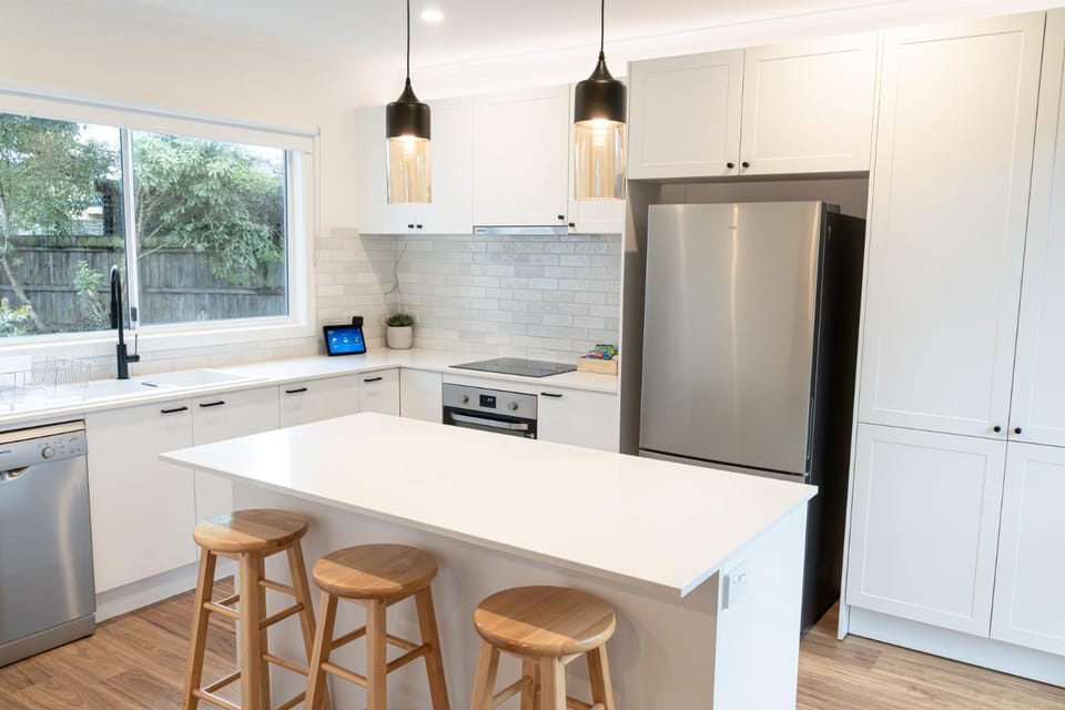 Coffee/tea facilities, dishwasher, microwave, oven, stove, kitchen