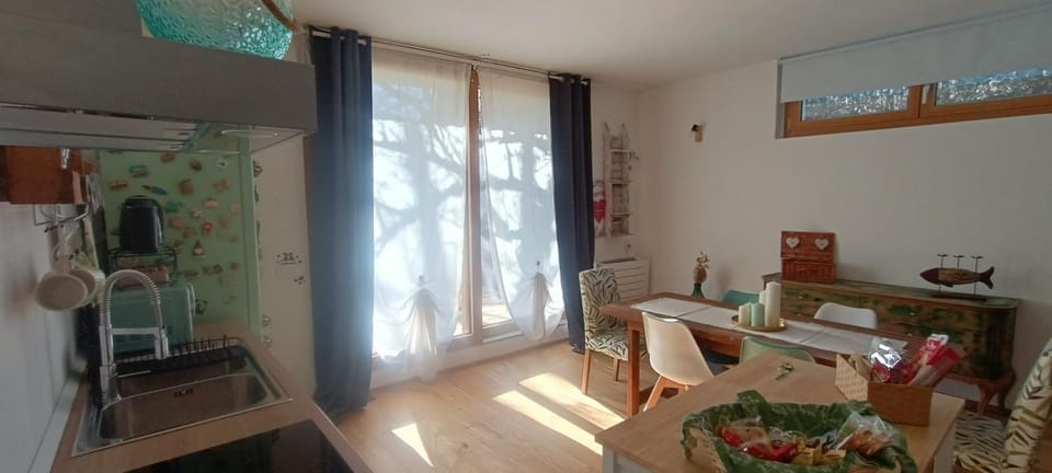 Kitchen or kitchenette, Dining area, minibar, oven