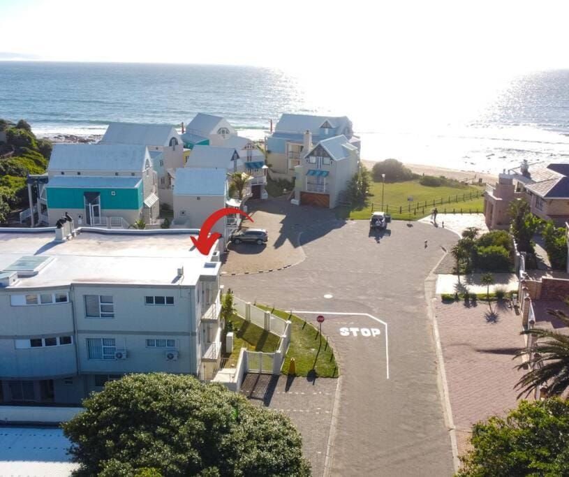 Property building, Neighbourhood, Sea view, Street view, Location