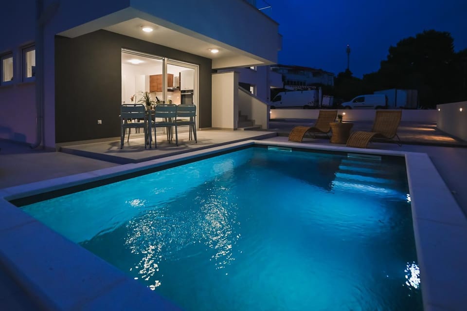 Swimming pool, Swimming pool