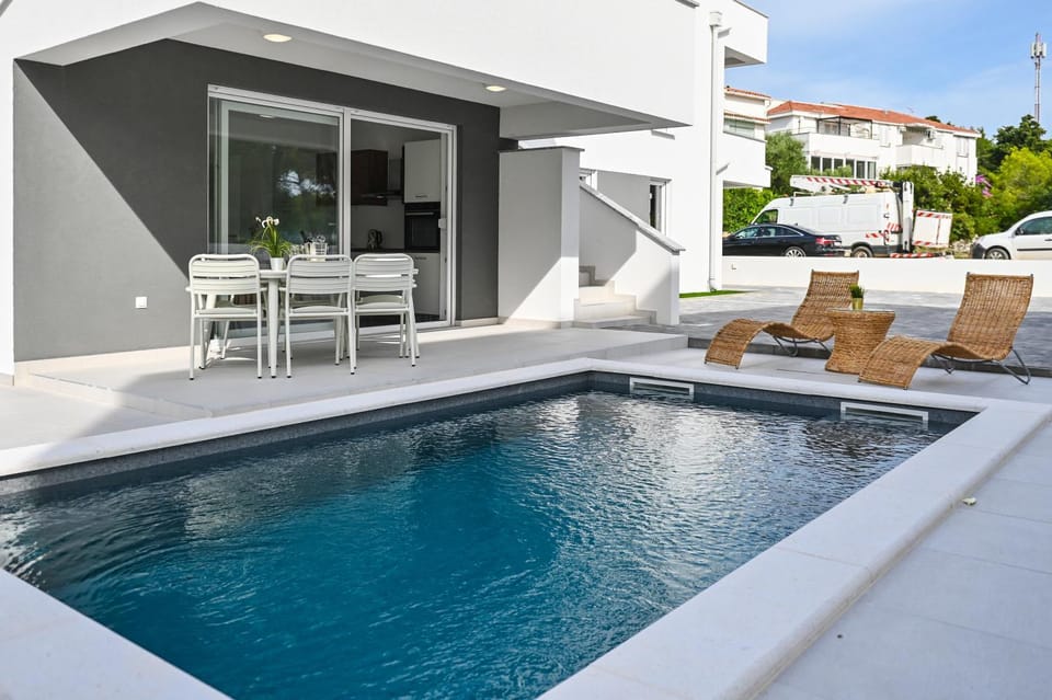 Swimming pool, Swimming pool, sunbed