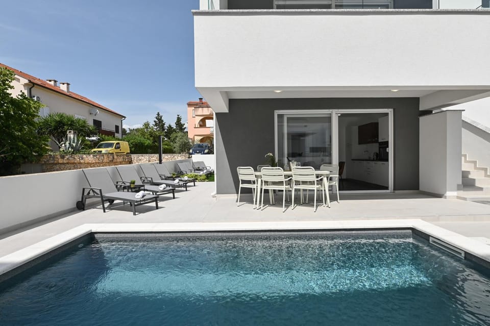 Balcony/Terrace, Swimming pool, sunbed