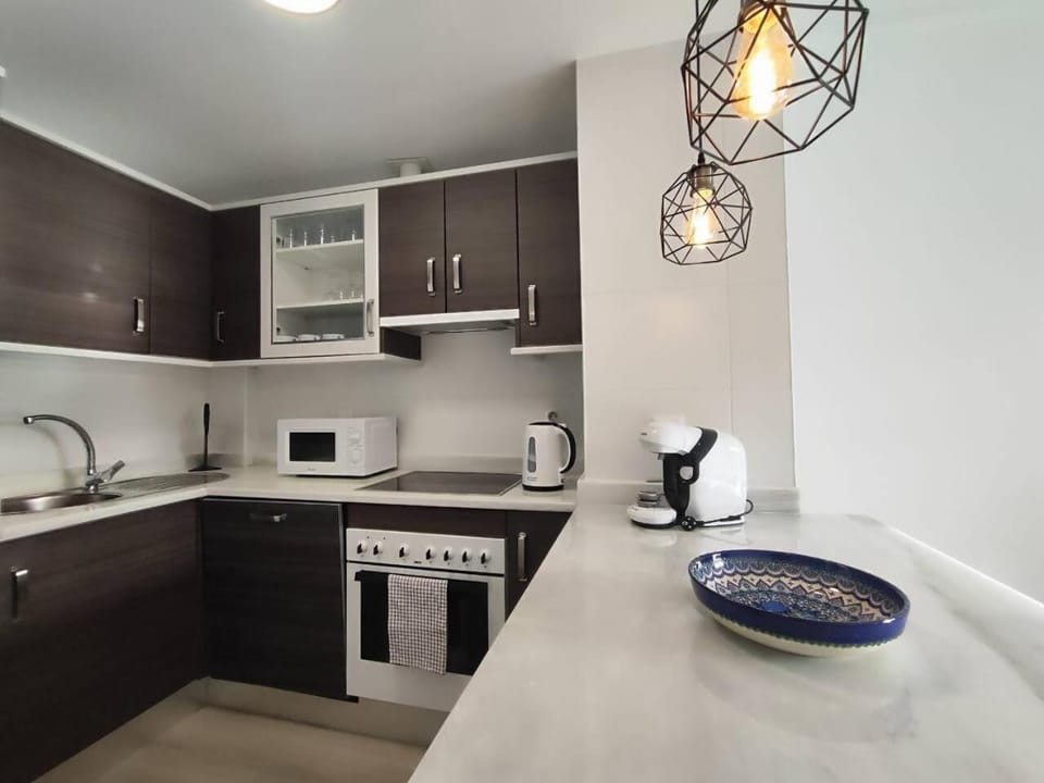 Kitchen or kitchenette, dishwasher, stove