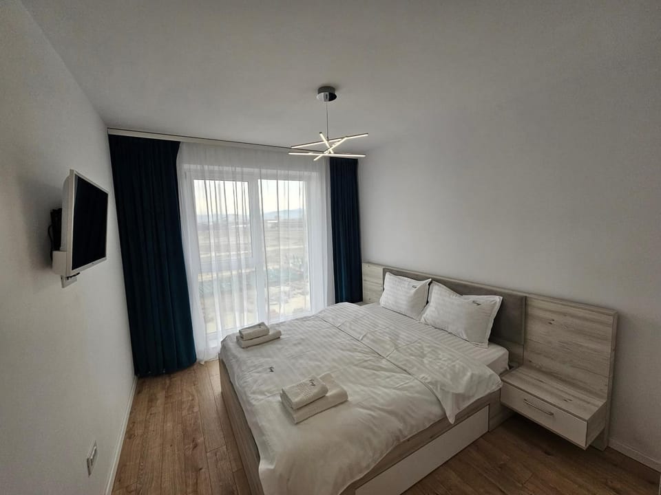 Bed, TV and multimedia, Photo of the whole room, Bedroom, towels