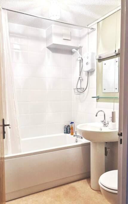 Apartment in Epsom With Free Parking Apartment in Epsom