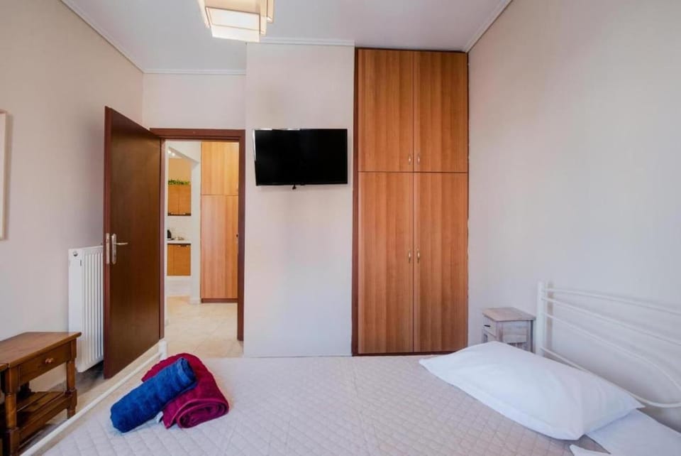 Bed, TV and multimedia, Bedroom