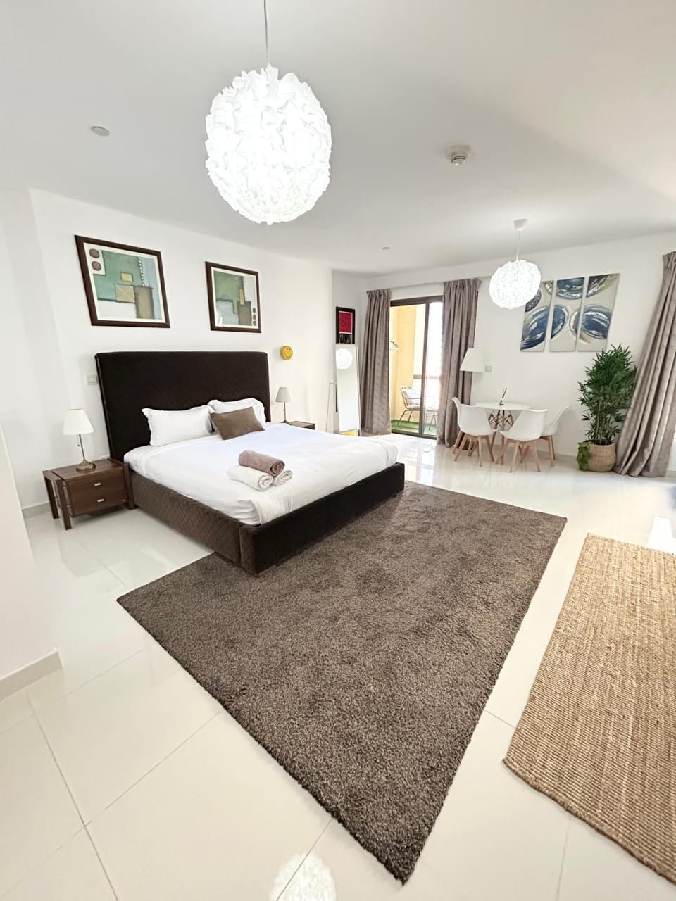 Bed, Photo of the whole room, Seating area, Bedroom, towels