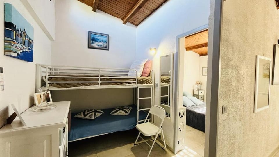 Bedroom, bunk bed
