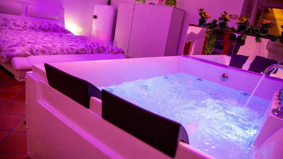Hot Tub, Hot Tub