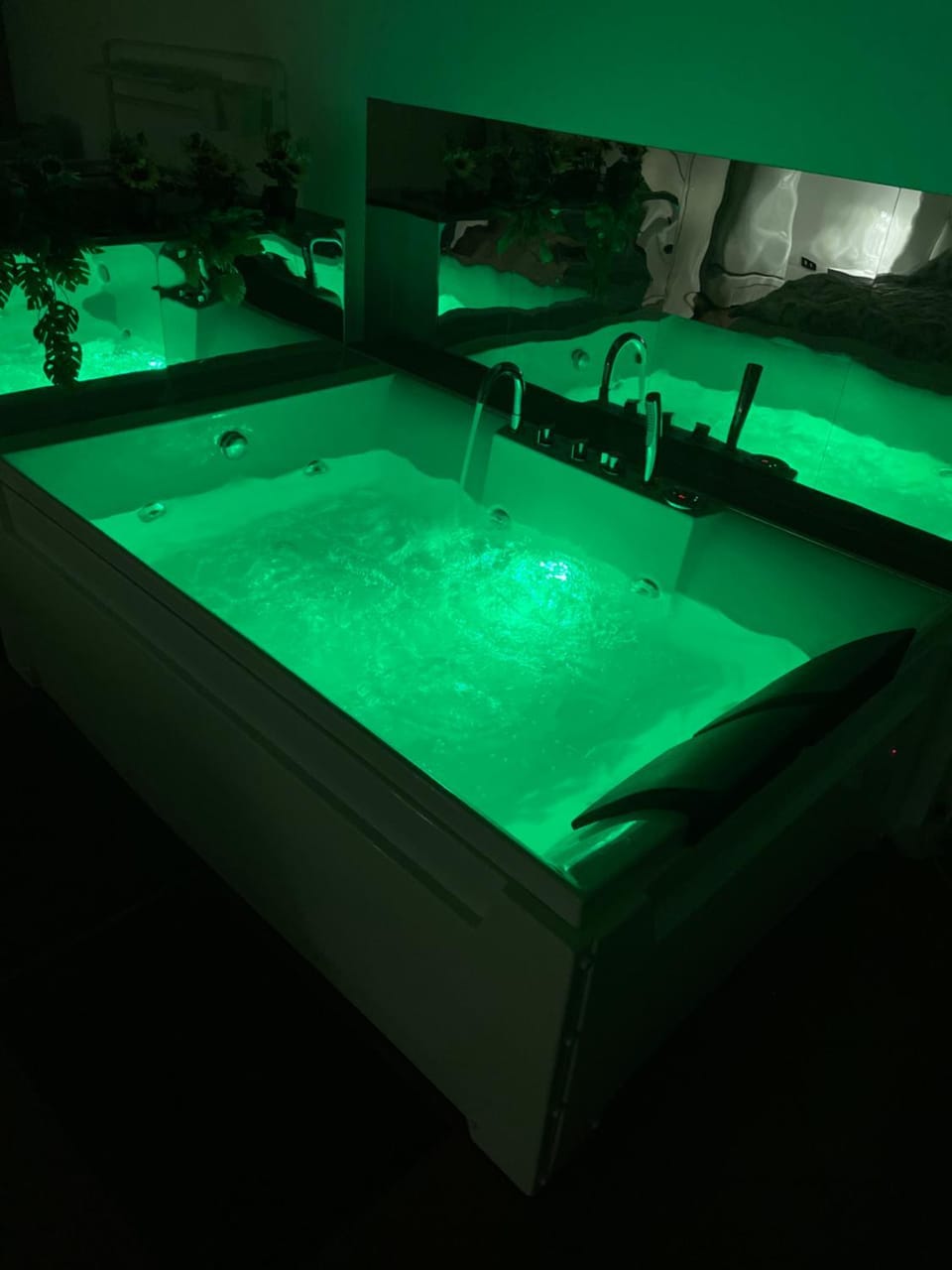 Hot Tub, Hot Tub, Spa and wellness centre/facilities, Bath