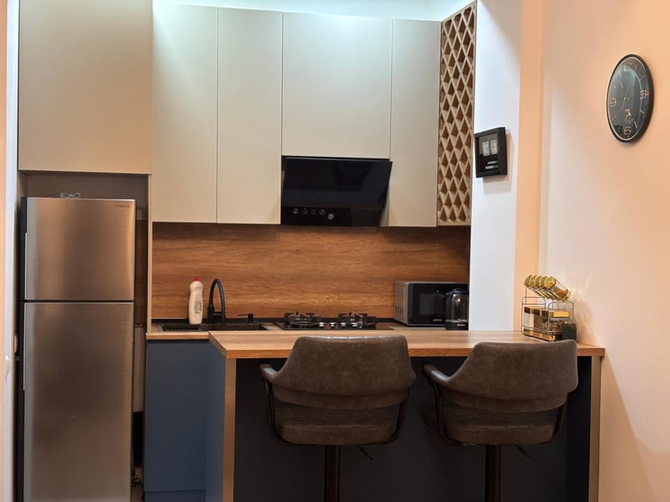 Coffee/tea facilities, Kitchen or kitchenette, Dining area, microwave, minibar, oven, pet friendly, stove