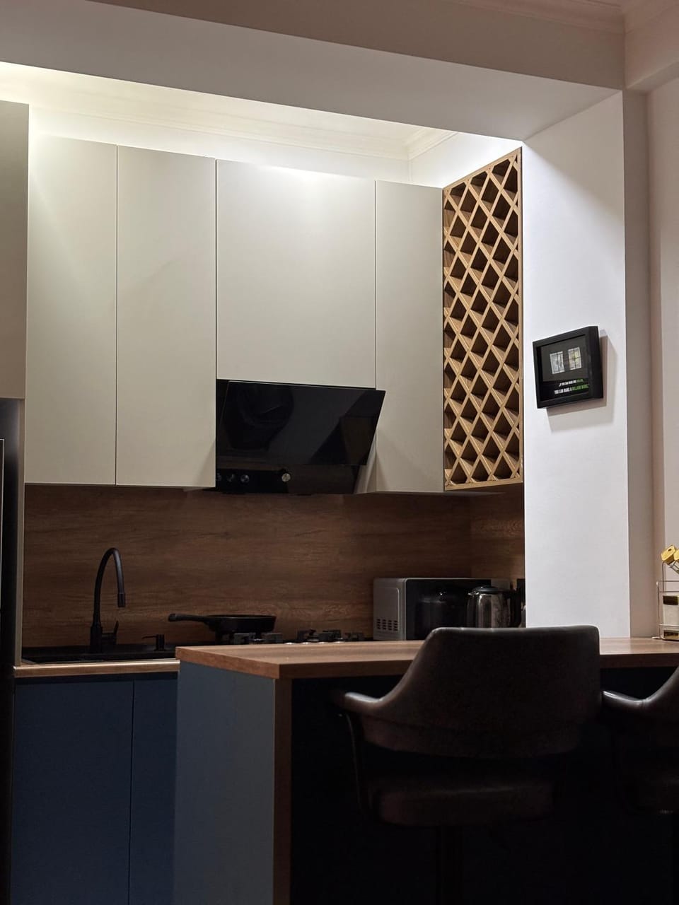 Kitchen or kitchenette, minibar, stove