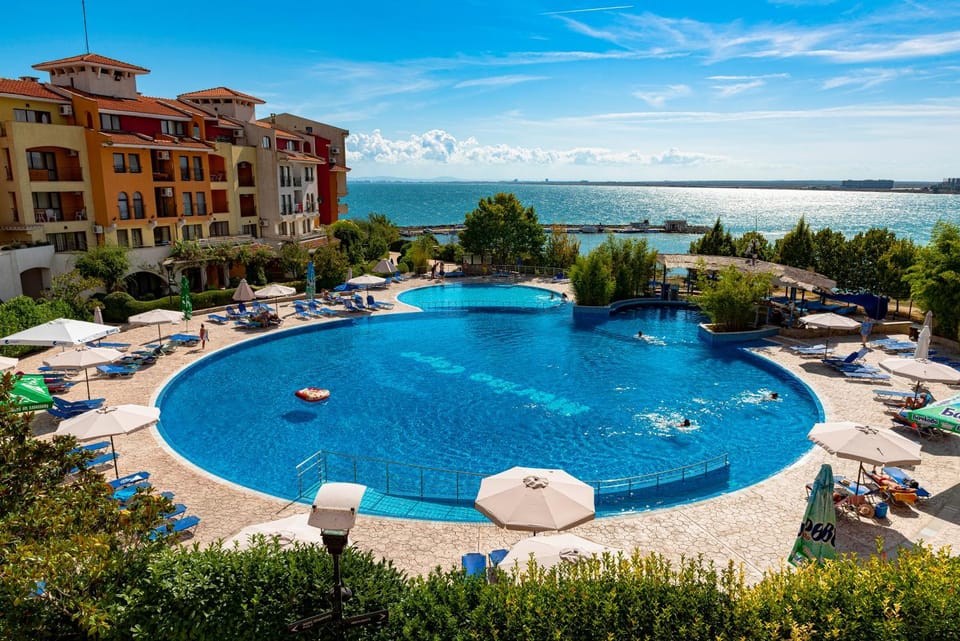 Property building, Day, Sea view, Swimming pool, sunbed