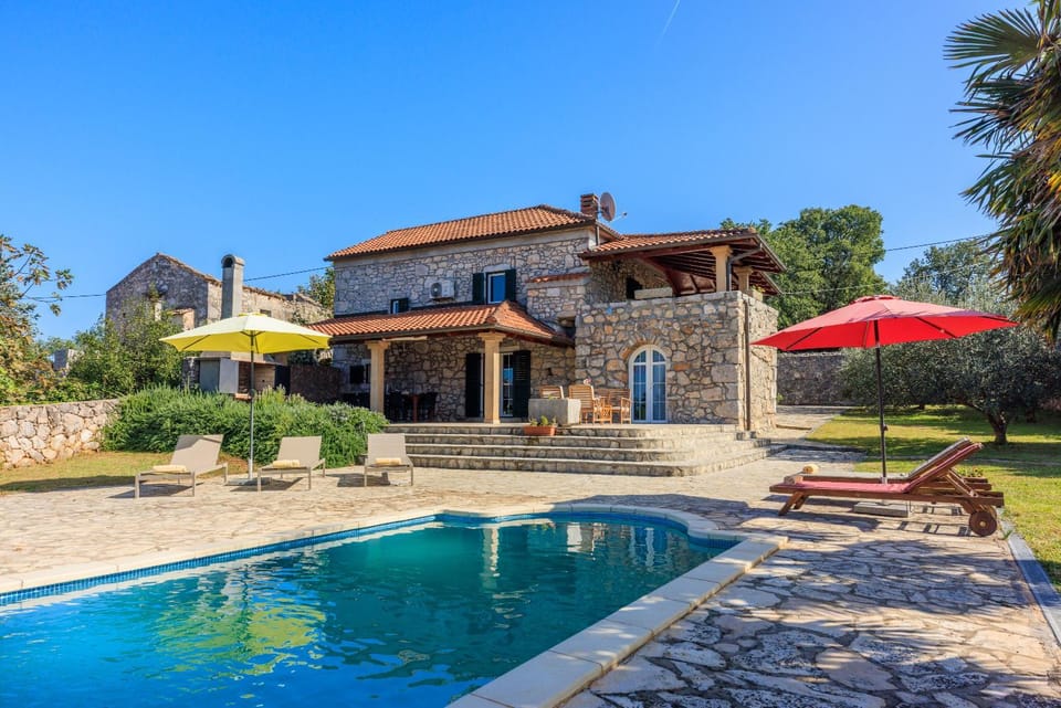 Property building, Patio, Day, Garden, Swimming pool, sunbed