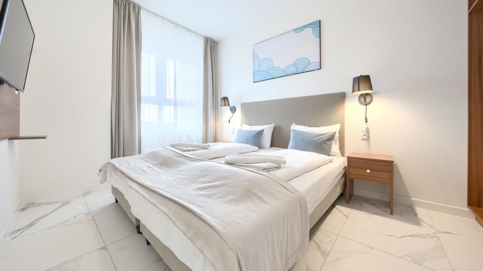 Bed, TV and multimedia, Bedroom