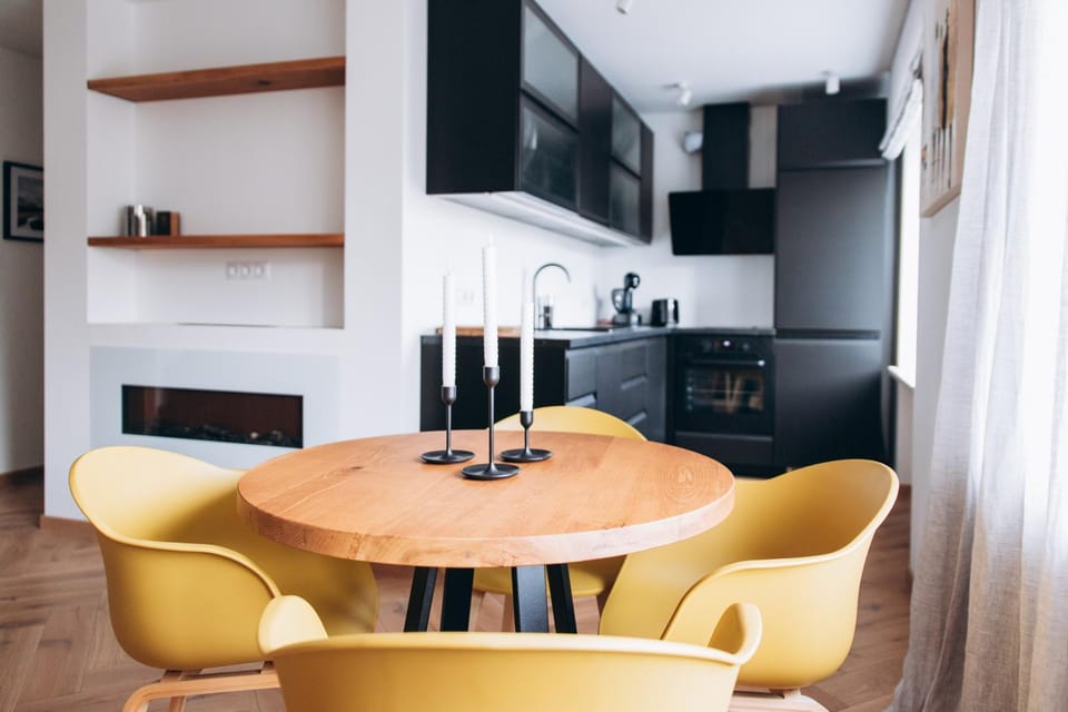 Kitchen or kitchenette, Dining area