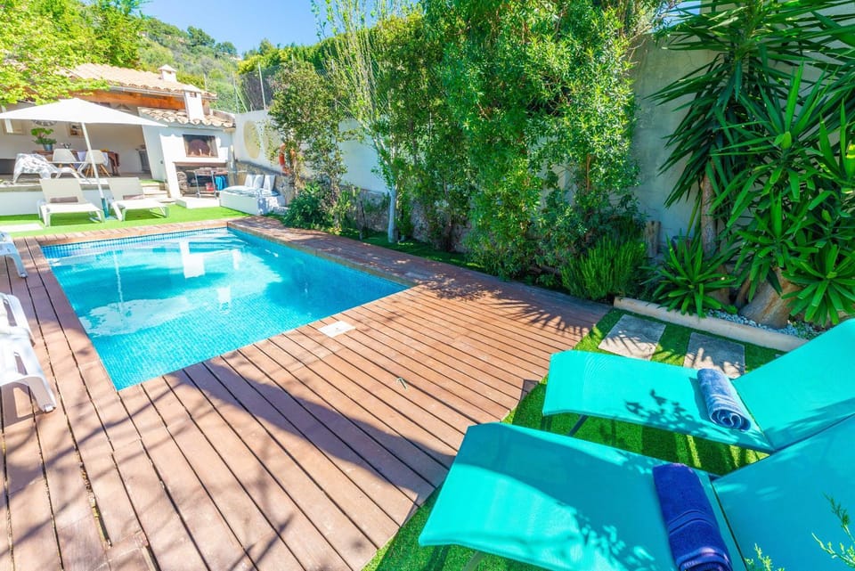 Swimming pool, sunbed