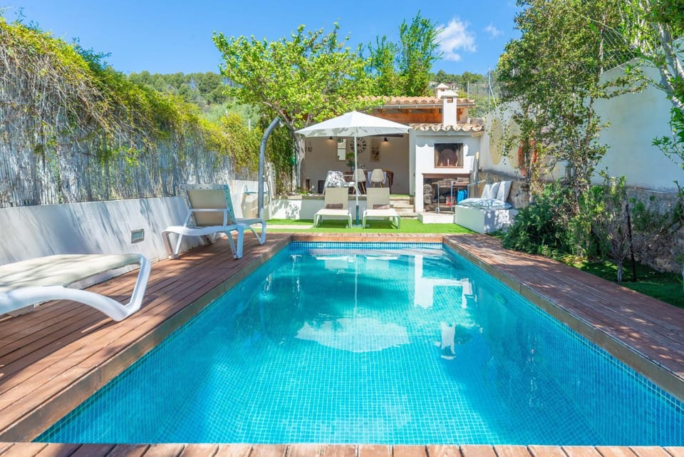 Swimming pool, sunbed
