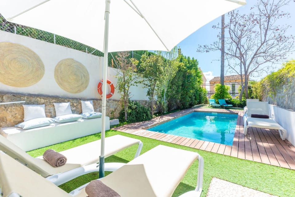 Swimming pool, sunbed