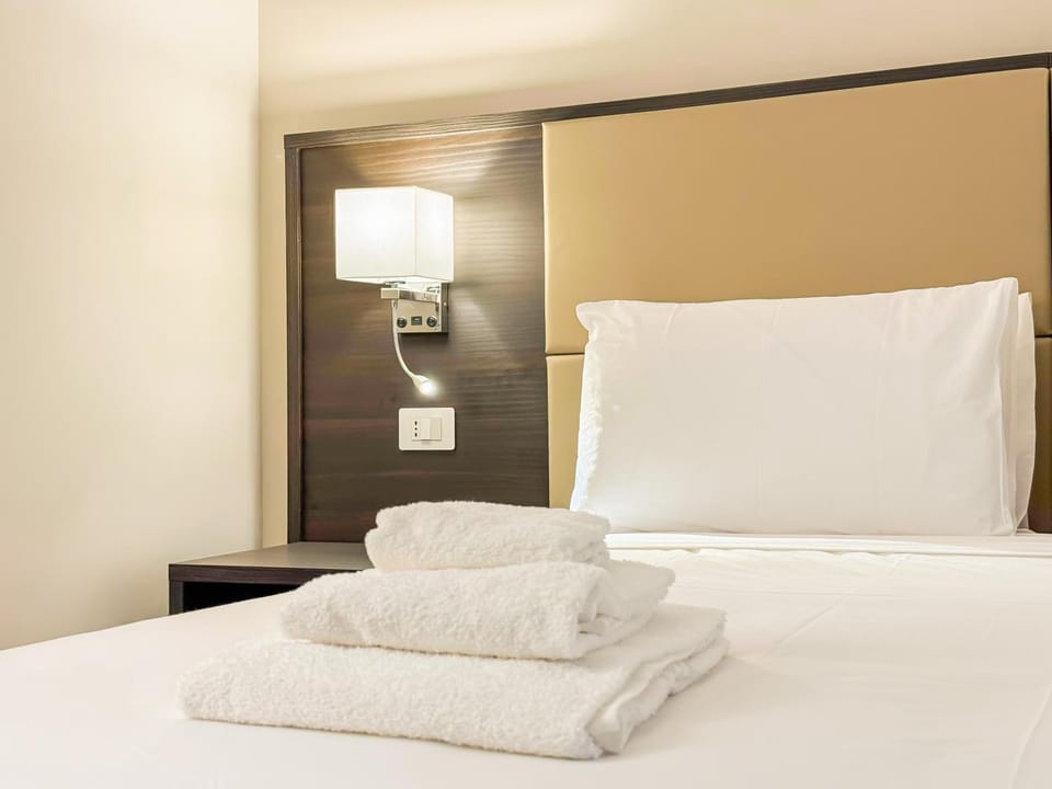 Bed, Bedroom, towels