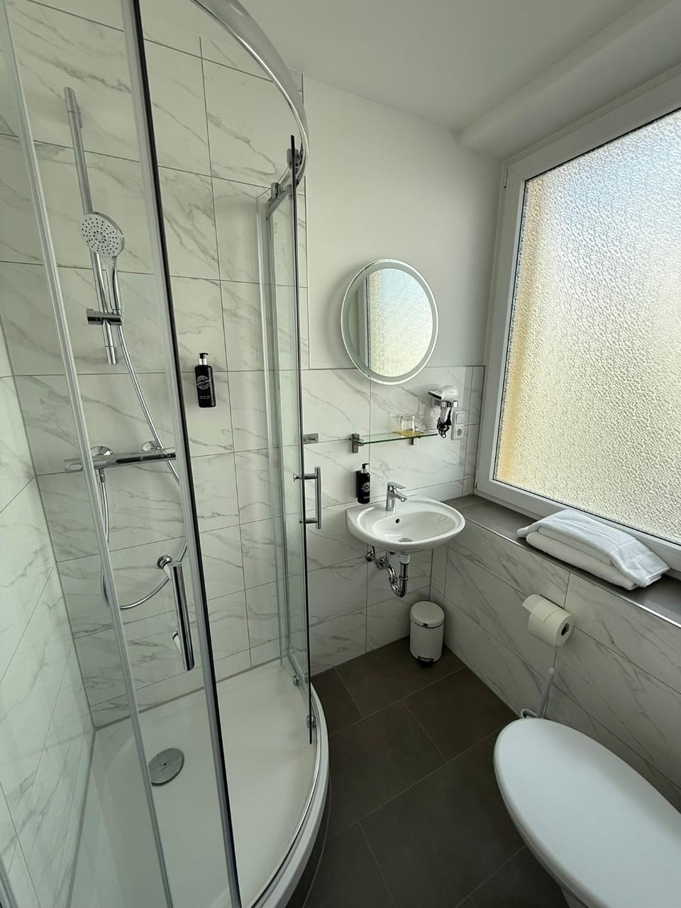 Shower, Toilet, Bathroom, towels