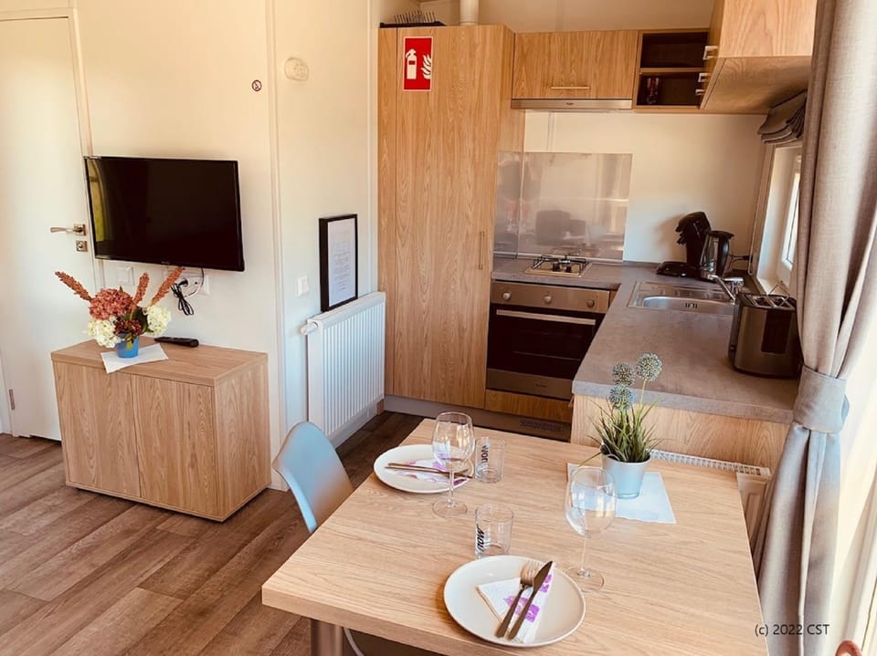 TV and multimedia, Kitchen or kitchenette, Seating area, Dining area