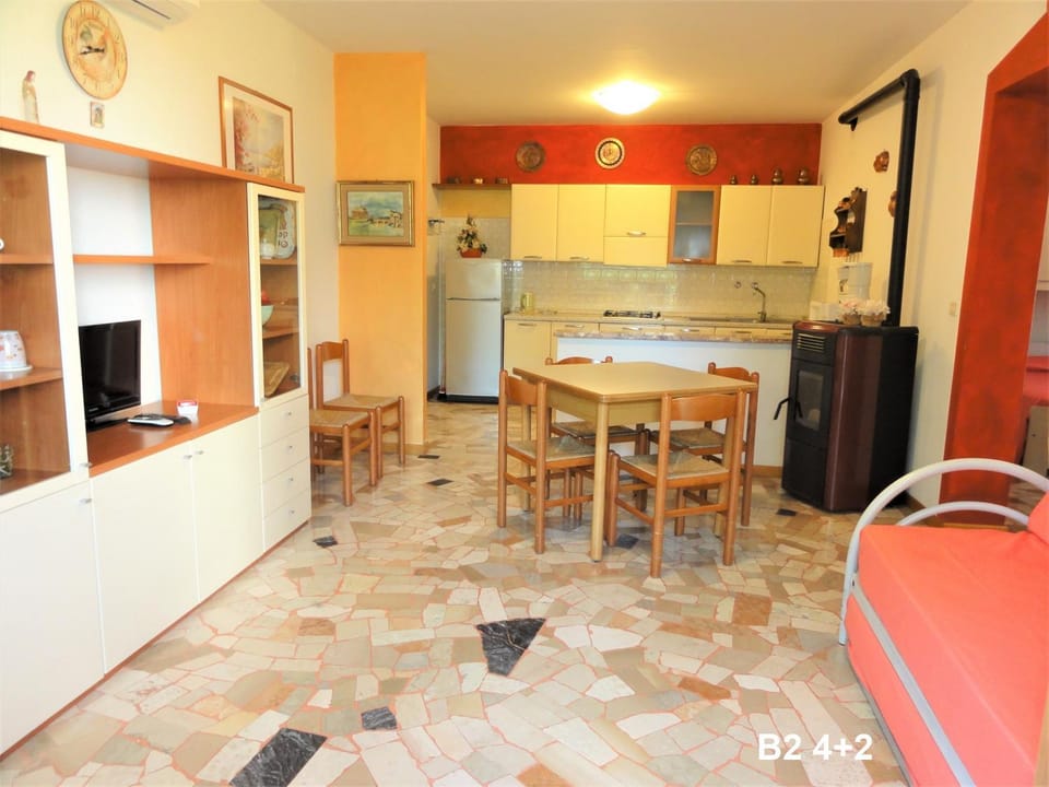 Kitchen or kitchenette, Living room, Seating area, Dining area