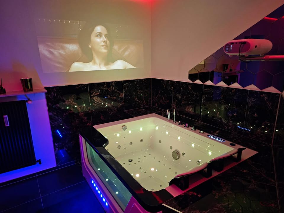 Hot Tub, Hot Tub, TV and multimedia, locker