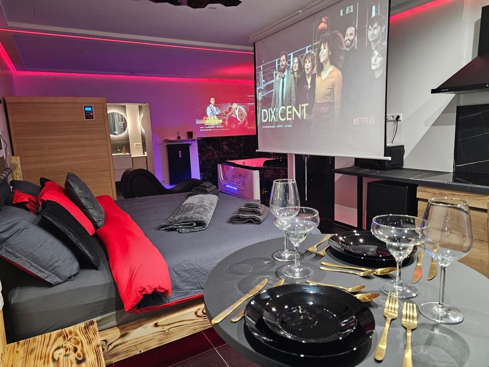 Bed, TV and multimedia, Living room, Photo of the whole room, Seating area, Dining area, Bedroom, Meals, Drinks, dishwasher