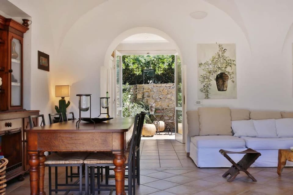 Luxury Villa Zaffiro - Pool, Garden and Sea View Villa in Anacapri