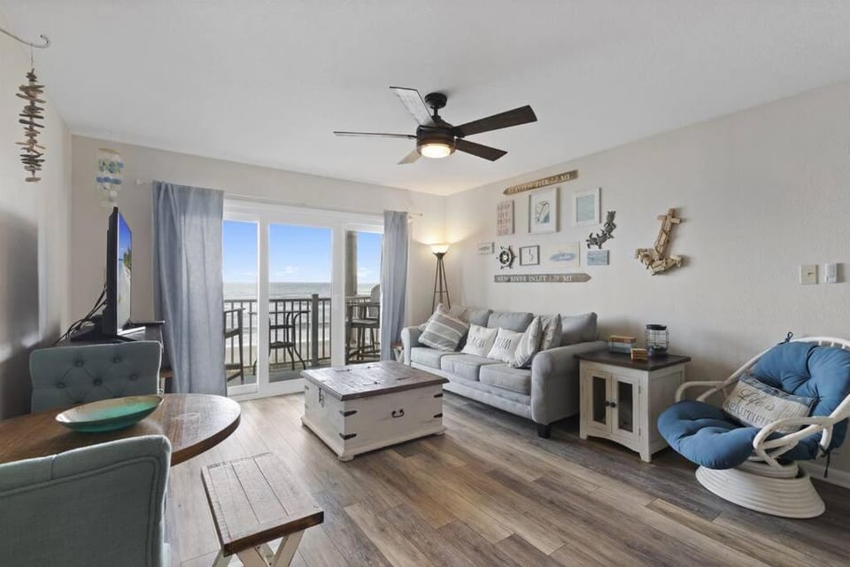 Gorgeous views, Oceanfront, Pool,The Driftwood! Apartment in North Topsail Beach