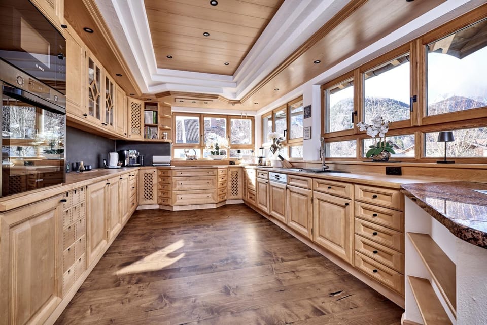 Kitchen or kitchenette, dishwasher, stove