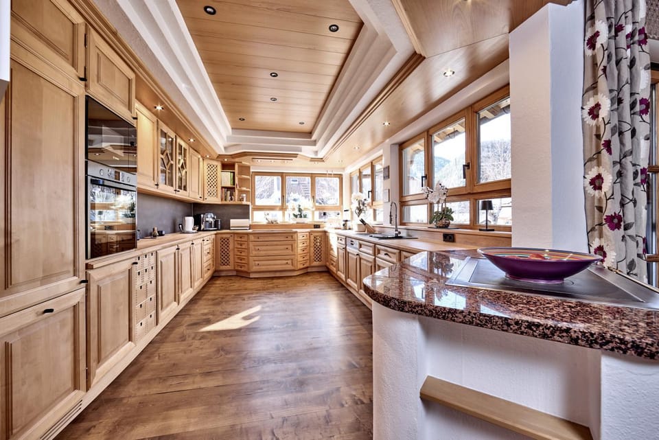 Kitchen or kitchenette, dishwasher, stove