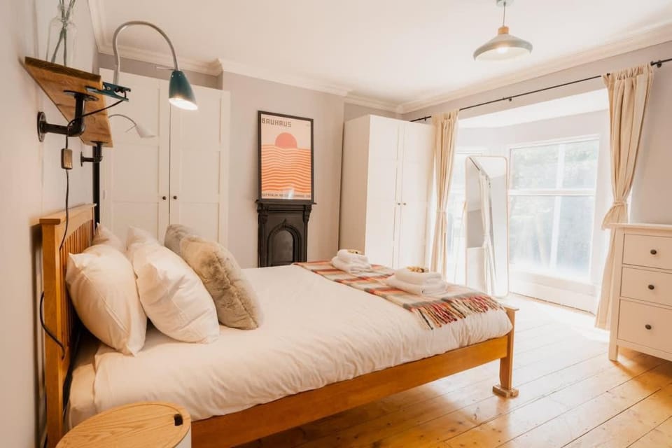 Sleeps 6 off street parking close to city House in Chester