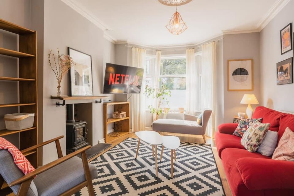 Sleeps 6 off street parking close to city House in Chester