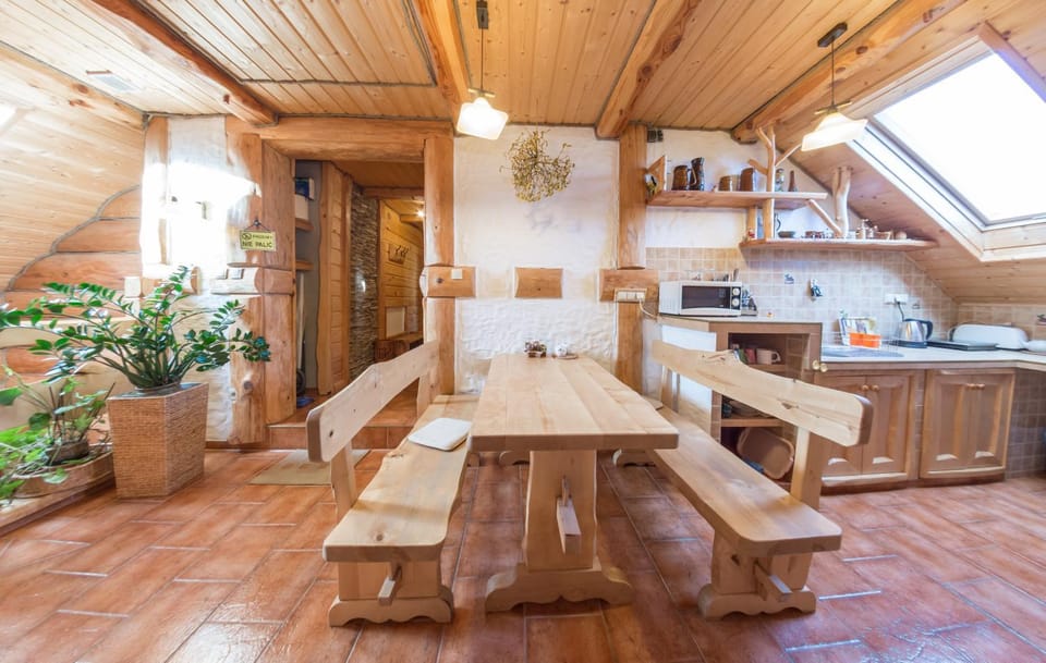 Kitchen or kitchenette, Dining area